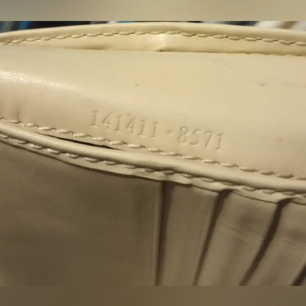 Authentic Gucci Pink and Silver D Ring Abby Compact Wallet - Picture 3 of 16